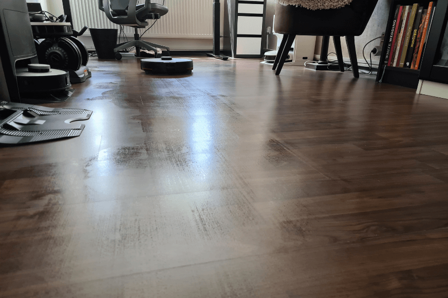 Roborock S7 MaxV Ultra моет пол в кабинете